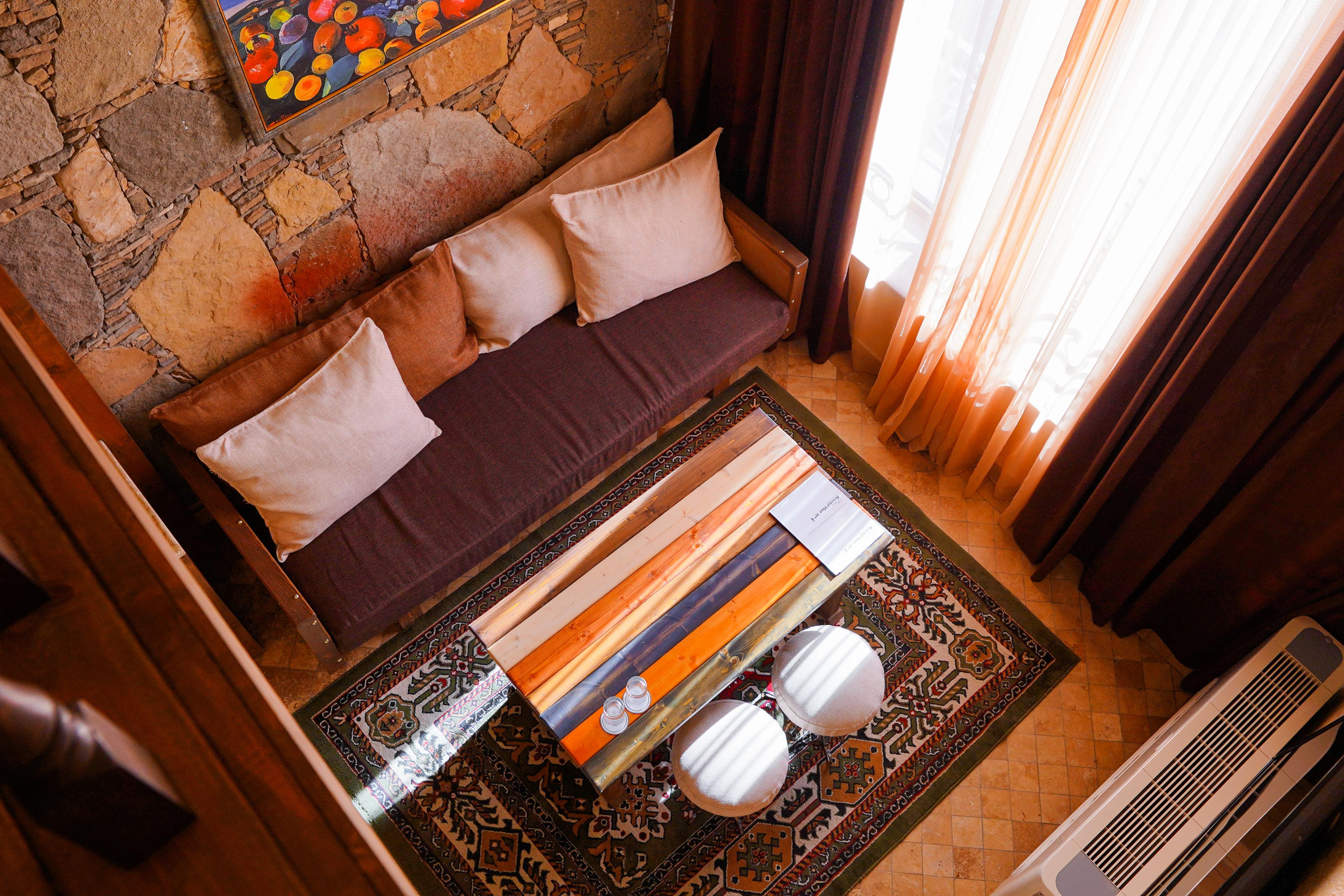 Caucasus Hotel Kasagh Εξωτερικό φωτογραφία A living room with a carpet