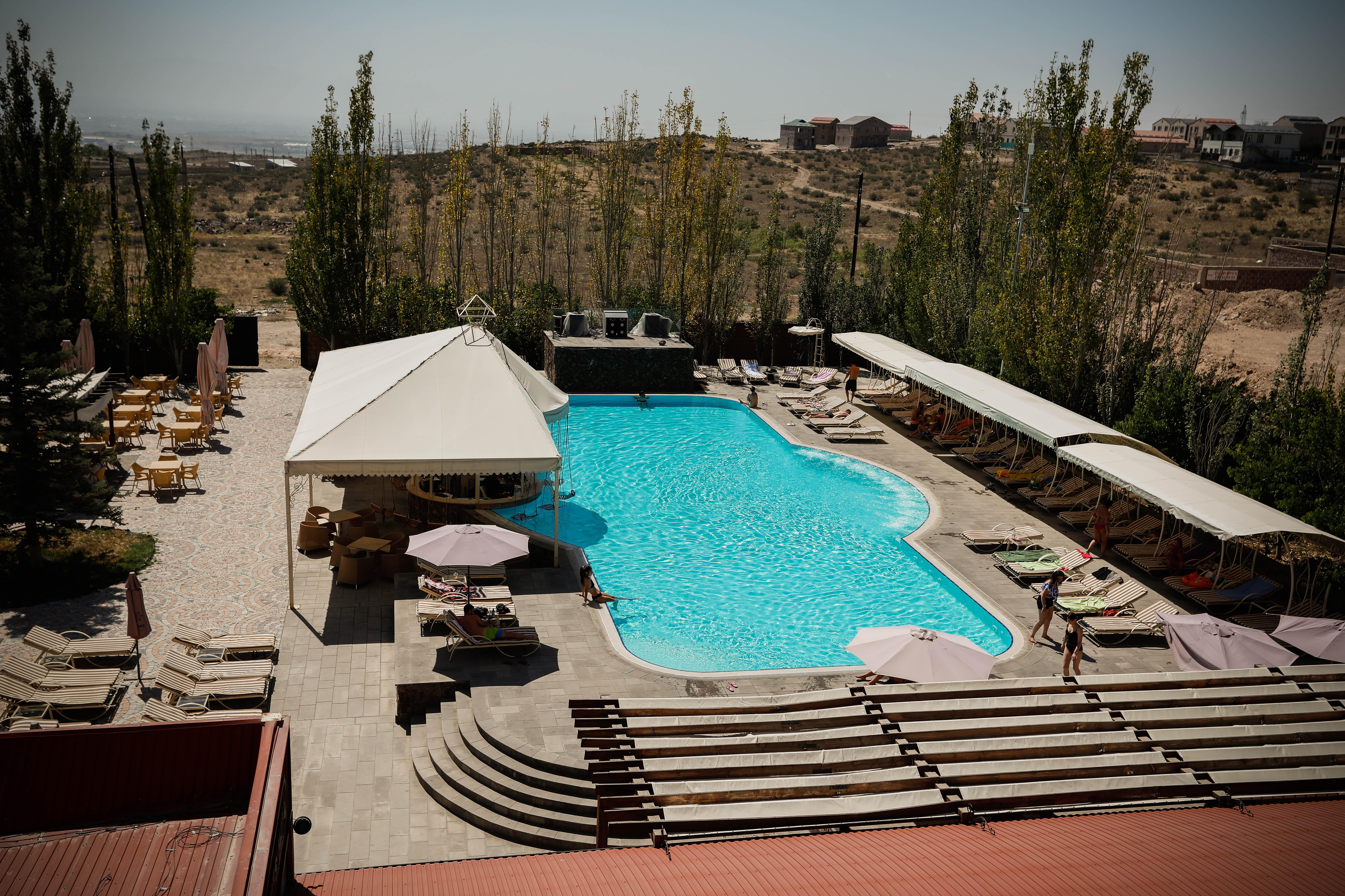 Caucasus Hotel Kasagh Εξωτερικό φωτογραφία The swimming pool at the Grand Hotel