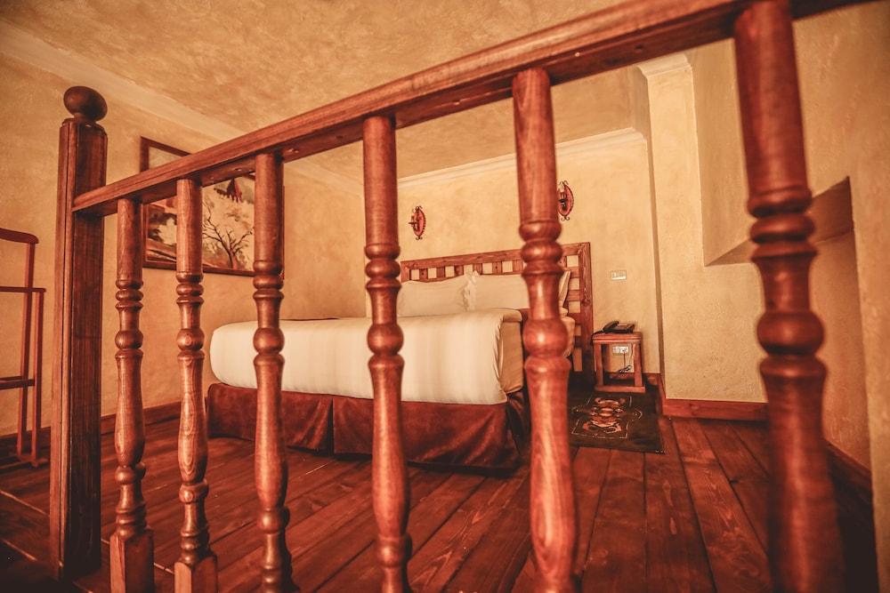 Caucasus Hotel Kasagh Εξωτερικό φωτογραφία A bed in a hotel room